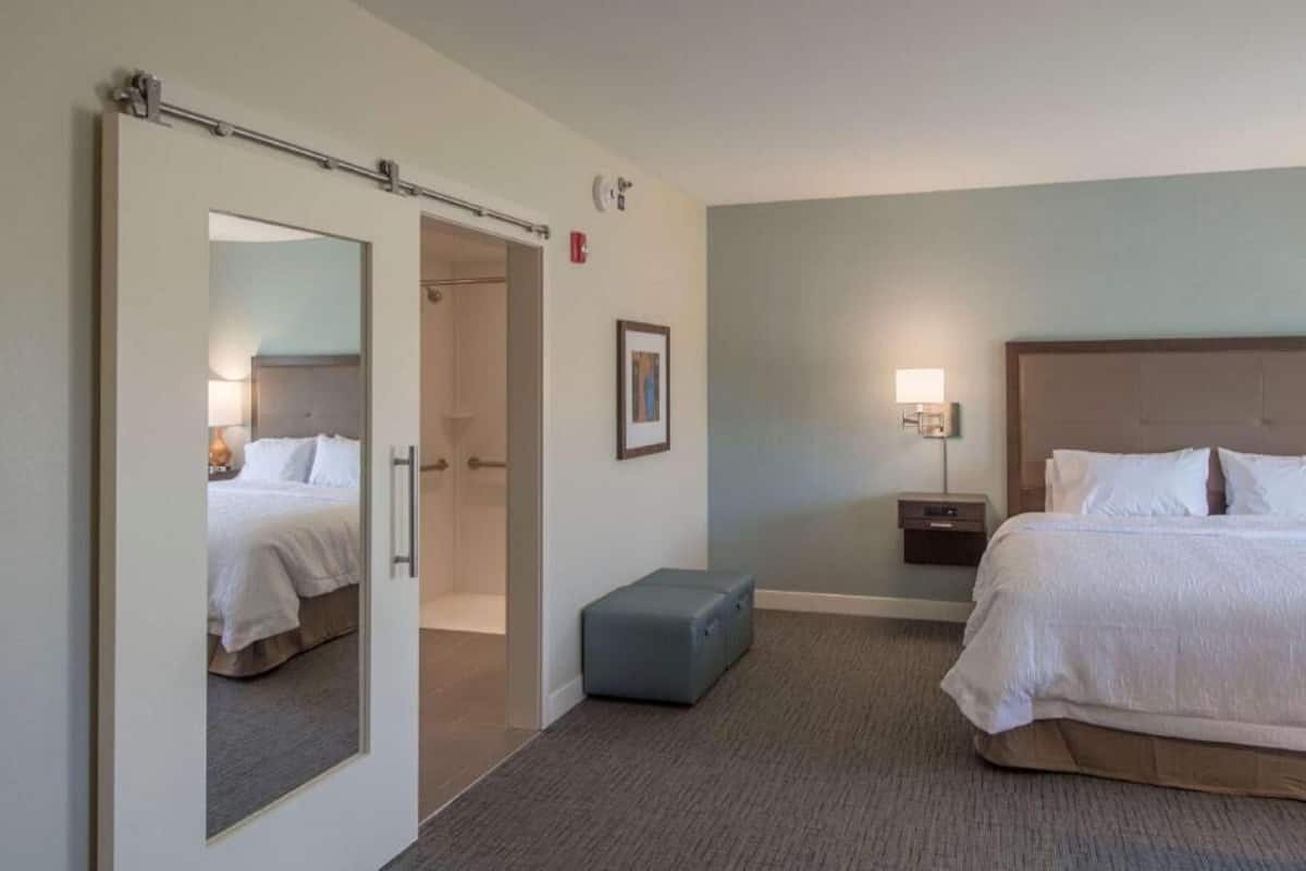 Zimmersafe, Schreibtisch, Bügeleisen/Bügelbrett, kostenlose Babybetten