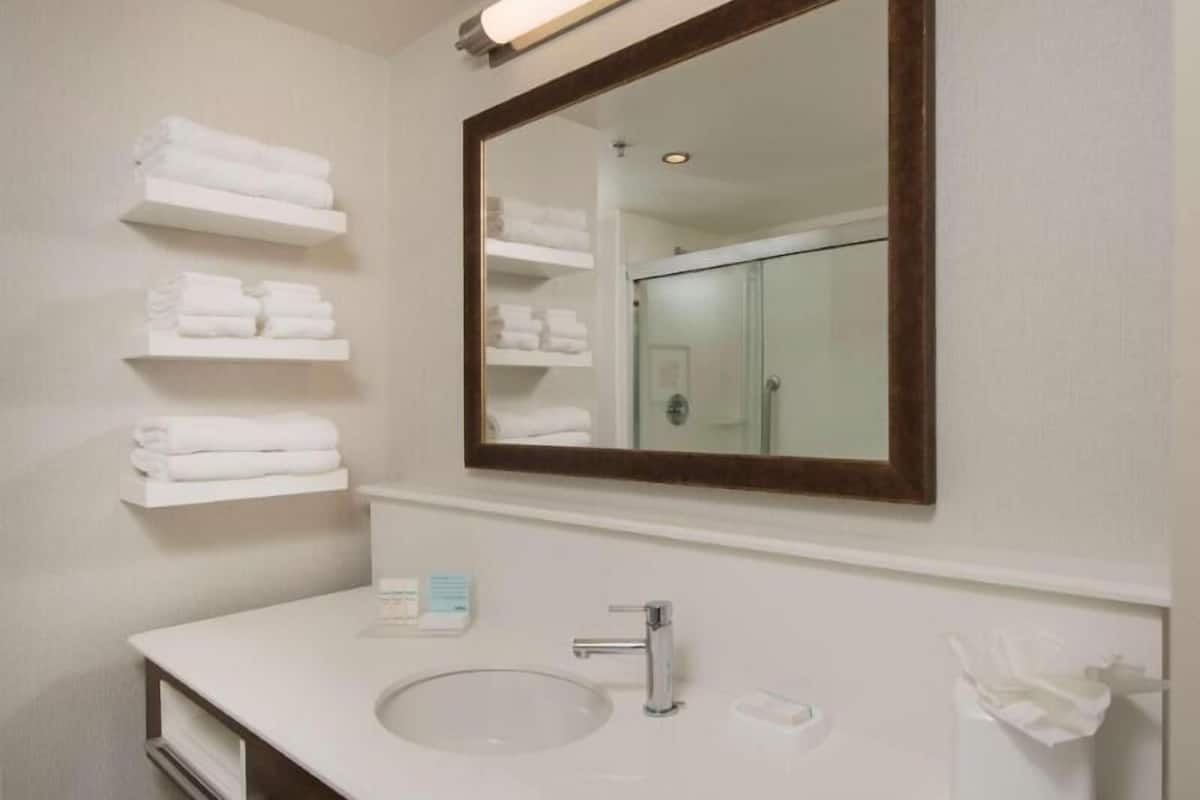 Badezimmer | Dusche, Haartrockner, Handtücher