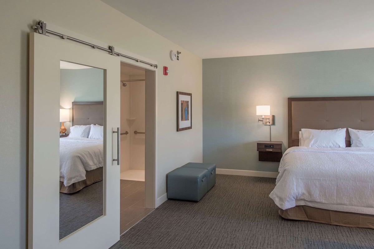 Zimmersafe, Schreibtisch, Bügeleisen/Bügelbrett, kostenlose Babybetten