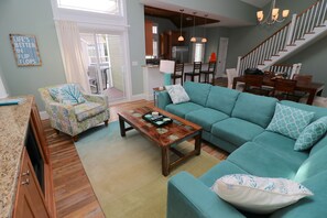 Townhome, 4 Bedrooms & 4 Bathrooms | Living room