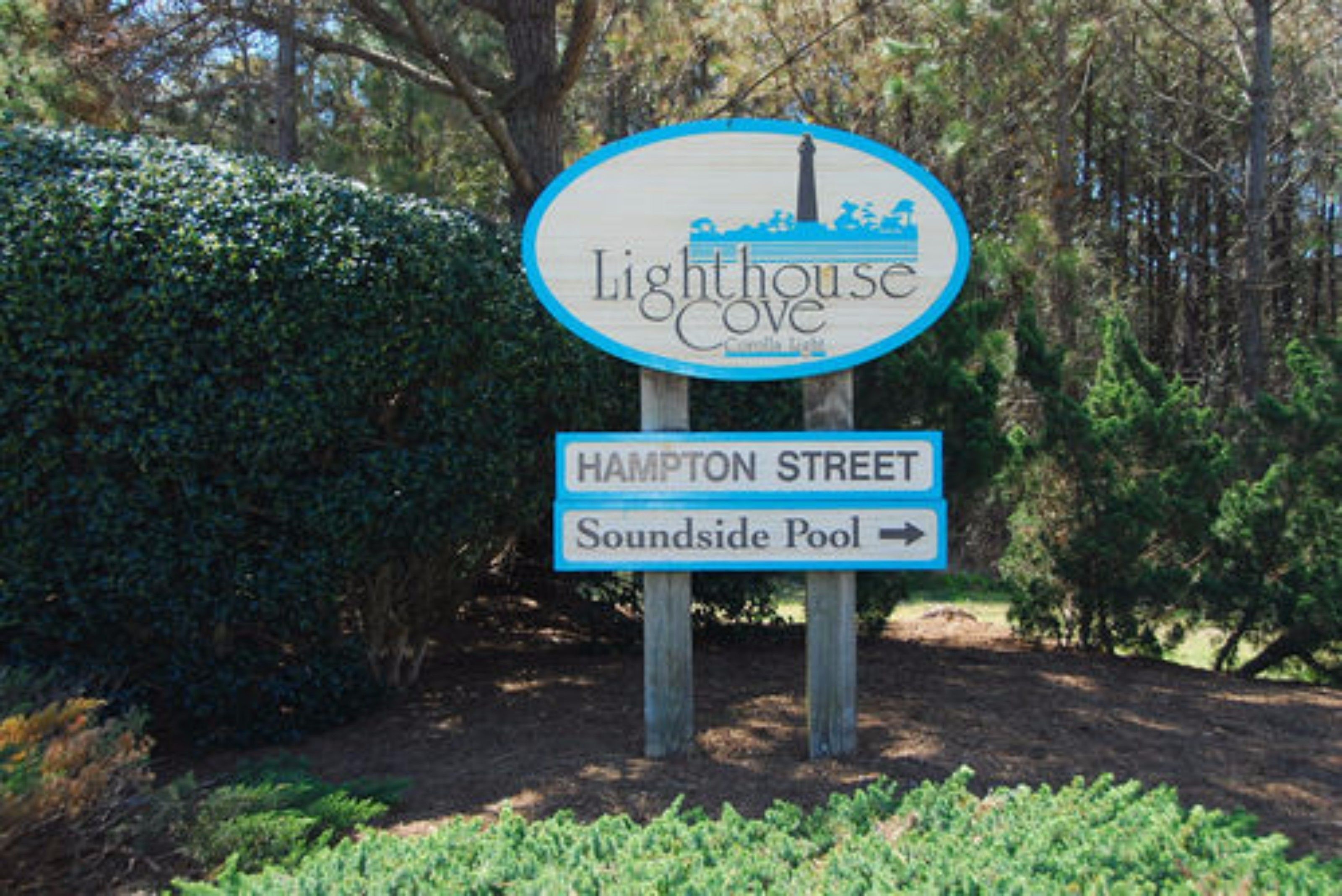 Un panneau indiquant la direction de Lighthouse Cove, avec les indications pour se rendre à Hampton Street et à la piscine de Soundside.