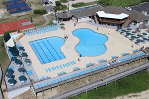 Inomhuspool och en säsongsöppen utomhuspool