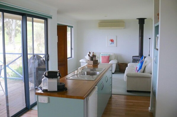 Country Cottage | Cocineta privada | Refrigerador, microondas, parrilla de estufa y cafetera de espresso