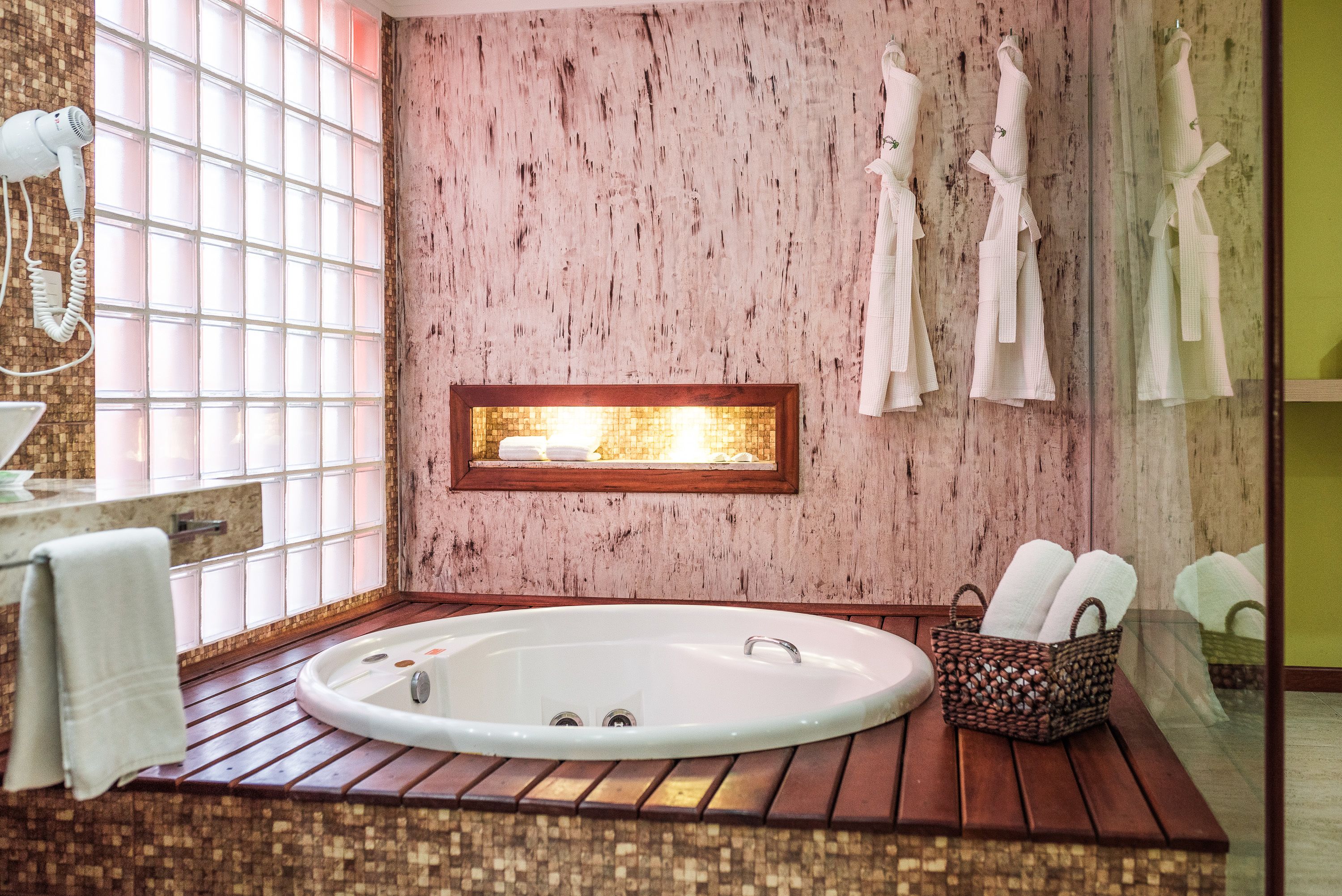 deluxe suite (estrela) | jetted bathtub