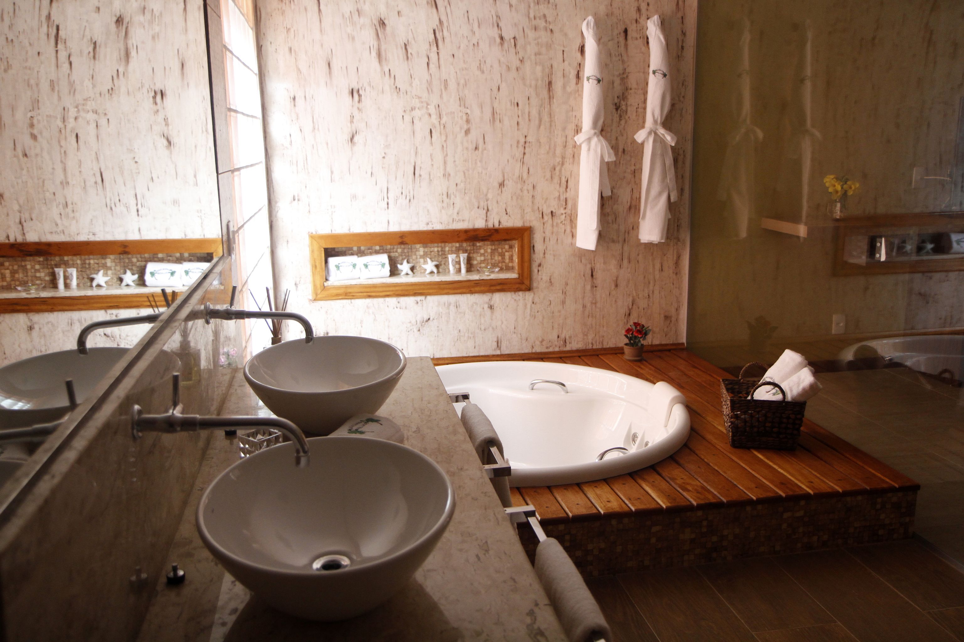 deluxe suite (estrela) | jetted bathtub