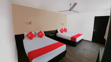 Tabla de planchar con plancha, wifi gratis y ropa de cama