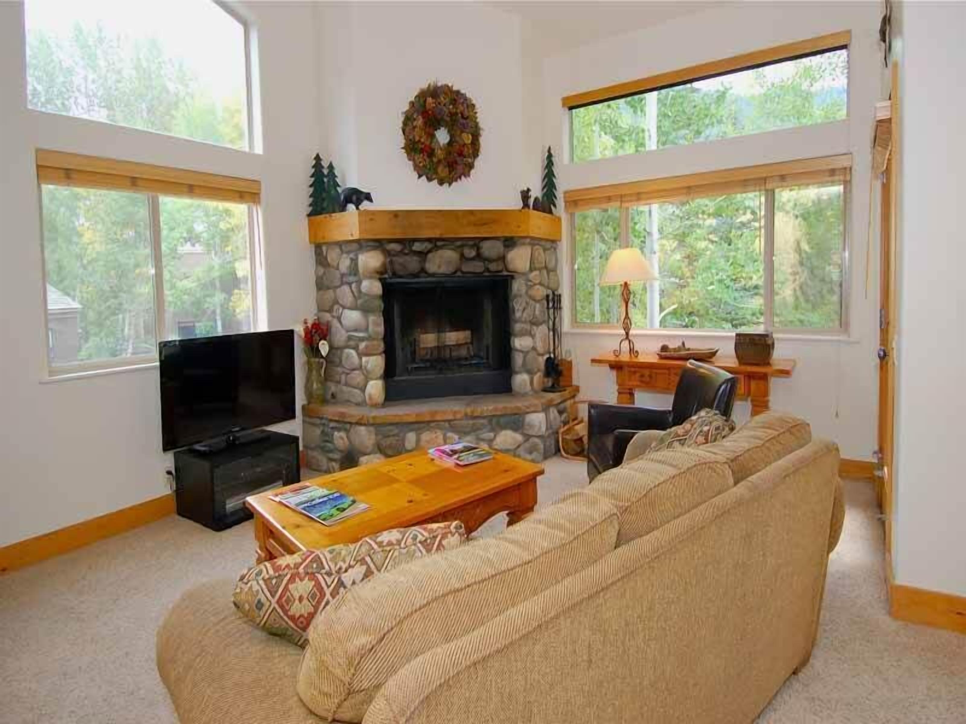 Condo, 3 Bedrooms (Shuttle to Slopes Gold) | Living area