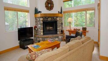 Condo, 3 Bedrooms (Shuttle to Slopes Gold) | Living area