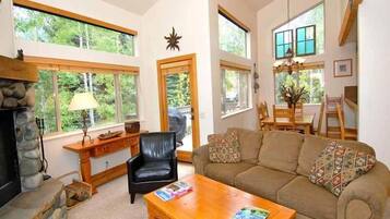 Condo, 3 Bedrooms (Shuttle to Slopes Gold) | Living area