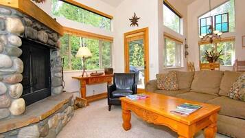 Condo, 3 Bedrooms (Shuttle to Slopes Gold) | Living area