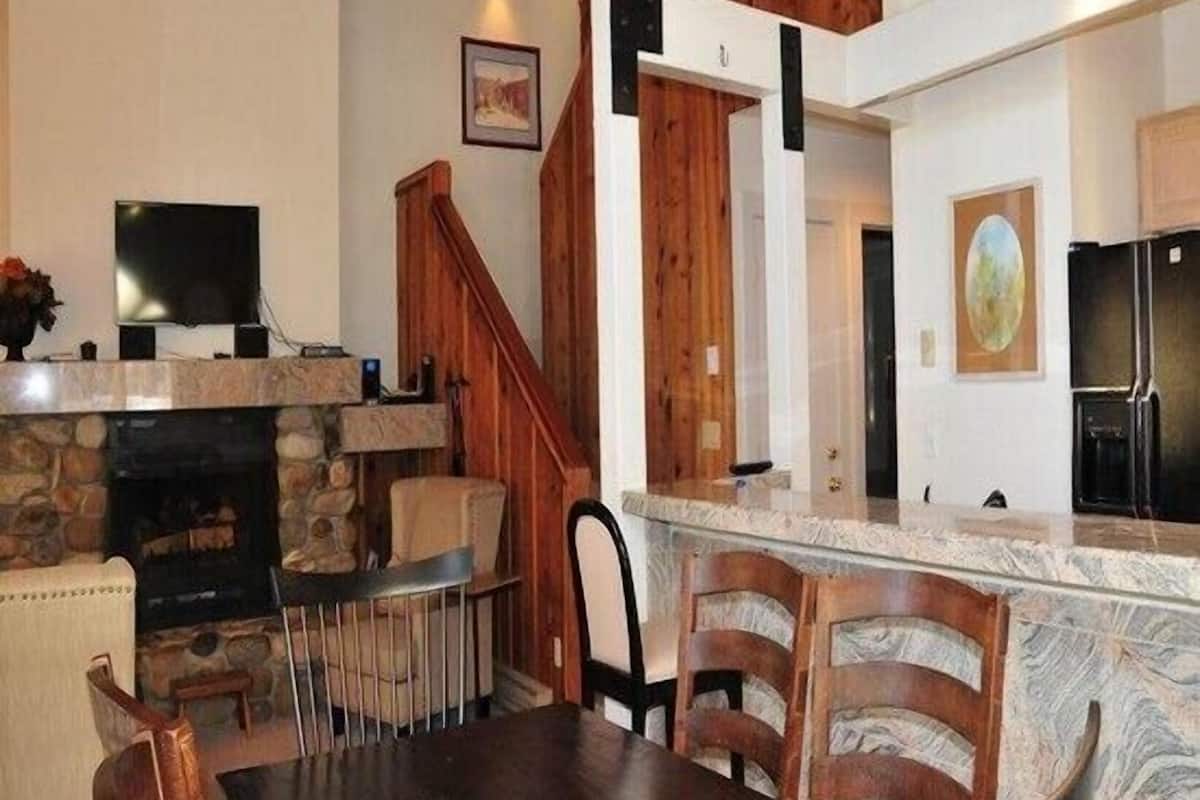Condo superior, 2 quartos (Shuttle to Slopes #36) | Opções para refeição no quarto