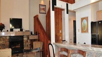 Superior Condo, 2 Bedrooms (Shuttle to Slopes #36) | In-room dining