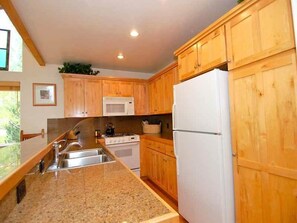 Private kitchen - Bridgepoint in River Run by Alpine Lodging (Ketchum)