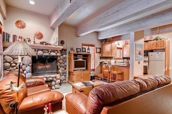 Condo, 2 habitaciones (Shuttle to Slopes) | Área de sala de estar
