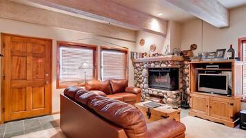Condo, 2 Bedrooms (Shuttle to Slopes) | Living area