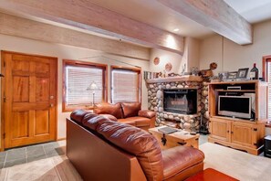 Condo, 2 Bedrooms (Shuttle to Slopes) | Living area