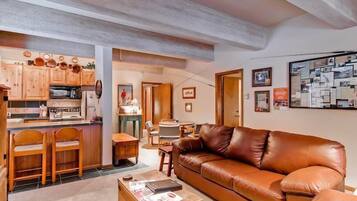 Condo, 2 Bedrooms (Shuttle to Slopes) | Living area
