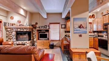 Condo, 2 Bedrooms (Shuttle to Slopes) | Living area