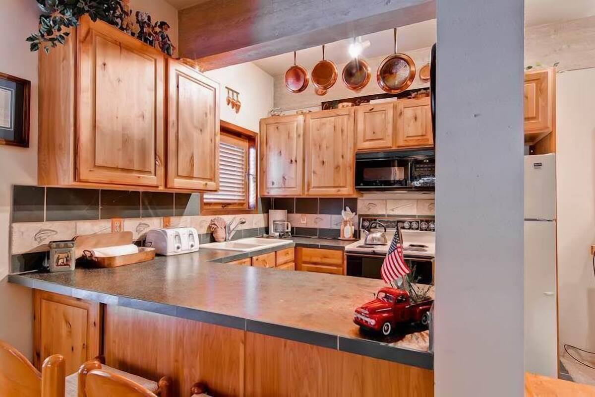 Condo, 2 Bedrooms (Shuttle to Slopes) | Private kitchen