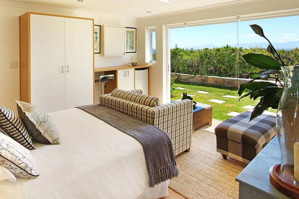 Luxury Suite, 1 Queen Bed, Sea View | In-room safe, free WiFi