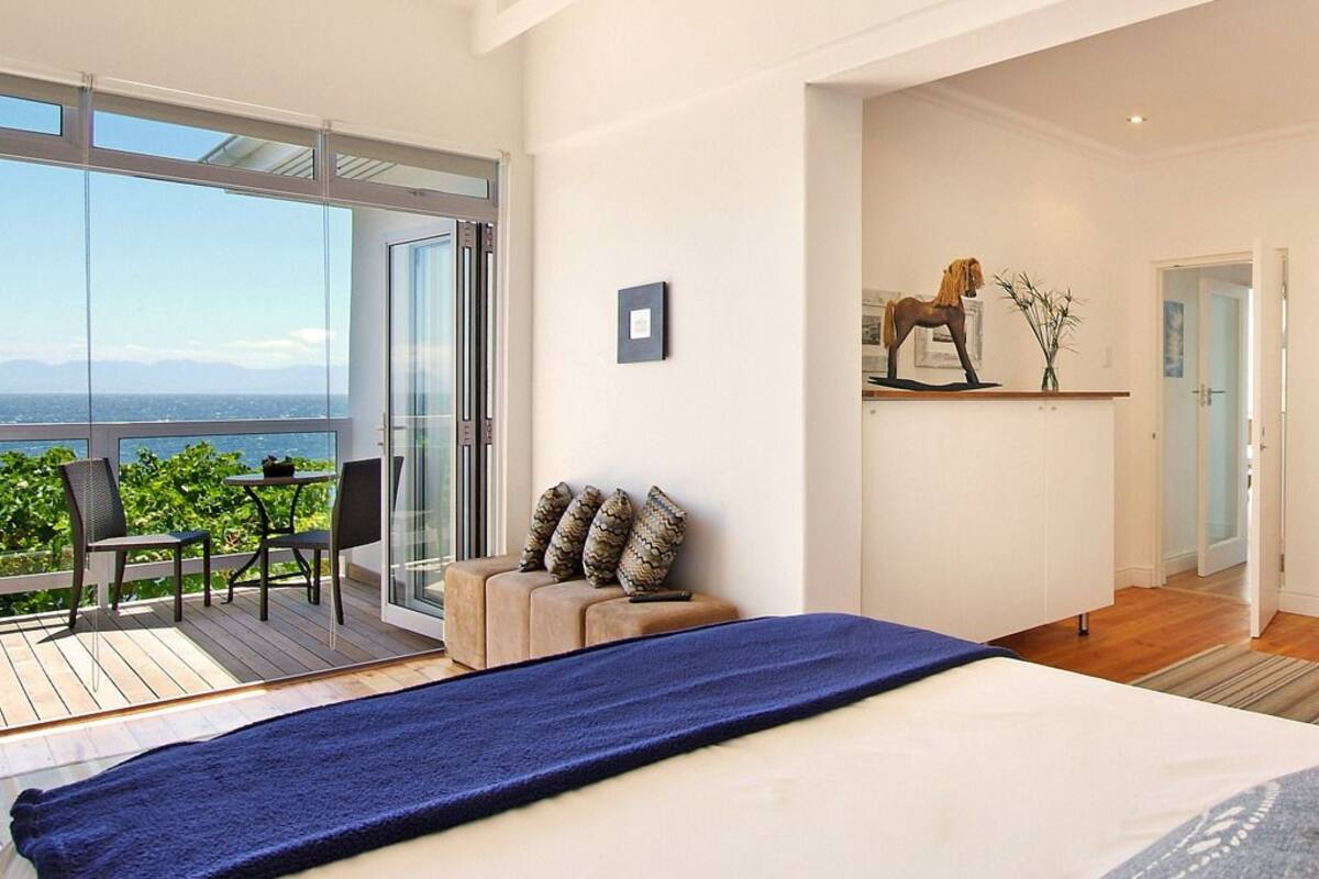 Luxury Suite, 1 Queen Bed, Sea View | In-room safe, free WiFi