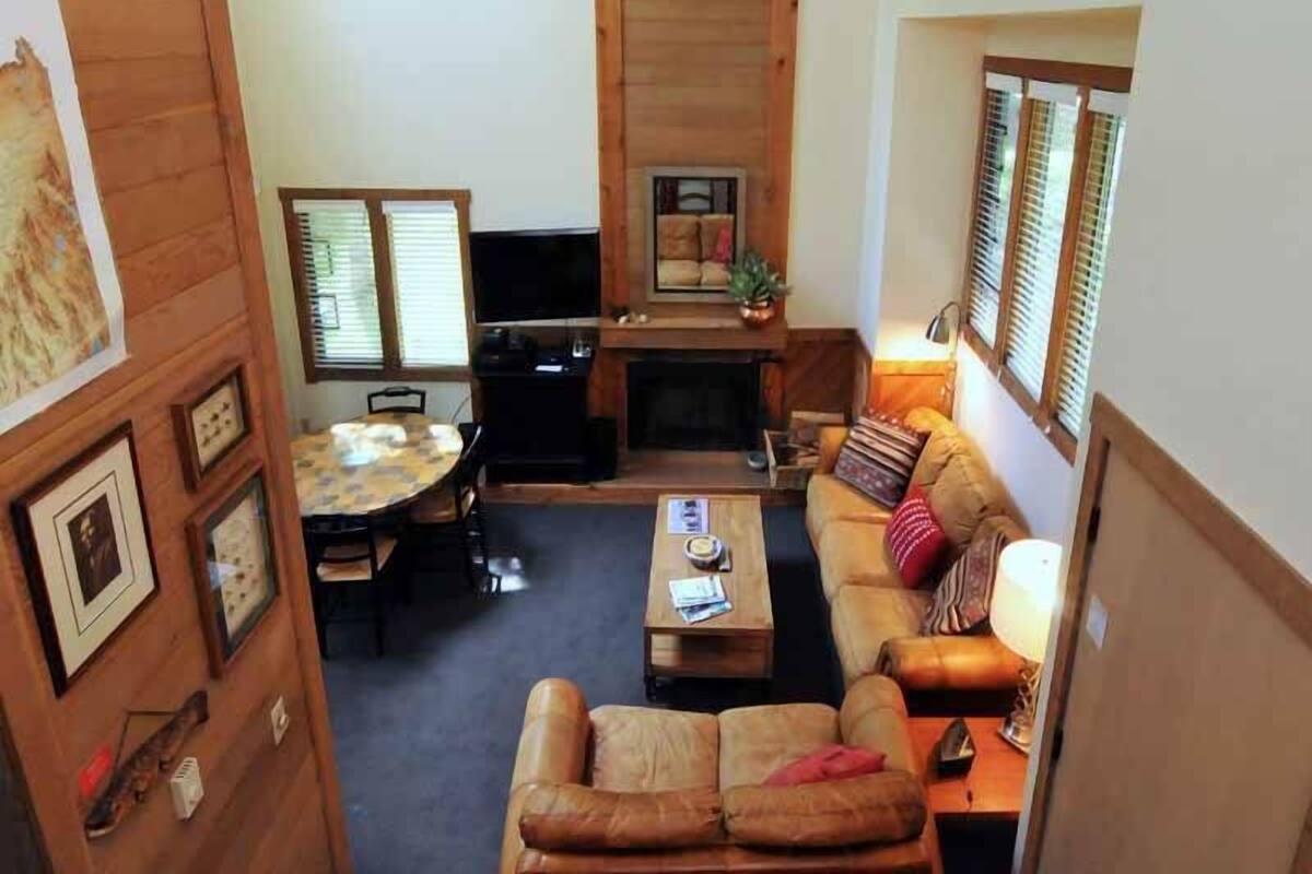 Condo, 3 Bedrooms (Walk to Slopes) | Living area
