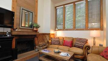 Kondominium, 3 kamar tidur (Walk to Slopes) | Area keluarga