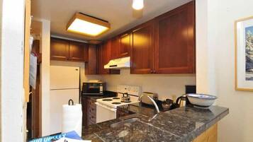 Condo, 3 Bedrooms (Walk to Slopes) | Private kitchen