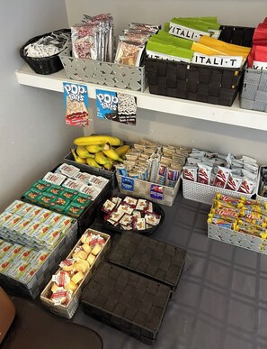 Breakfast area - Complexe DIX80 Hôtellerie et Restaurant (Mont-Laurier)