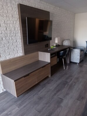 Kamar Quadruple Khas, 2 Tempat Tidur Queen, kamar mandi pribadi | Meja kerja, kedap suara, dan setrika/meja setrika