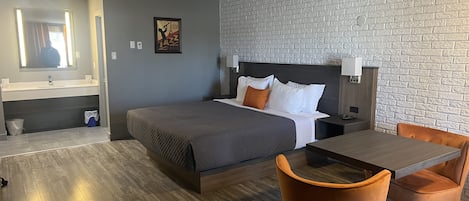 Deluxe Room, 1 King Bed | Desk, soundproofing, iron/ironing board, rollaway beds