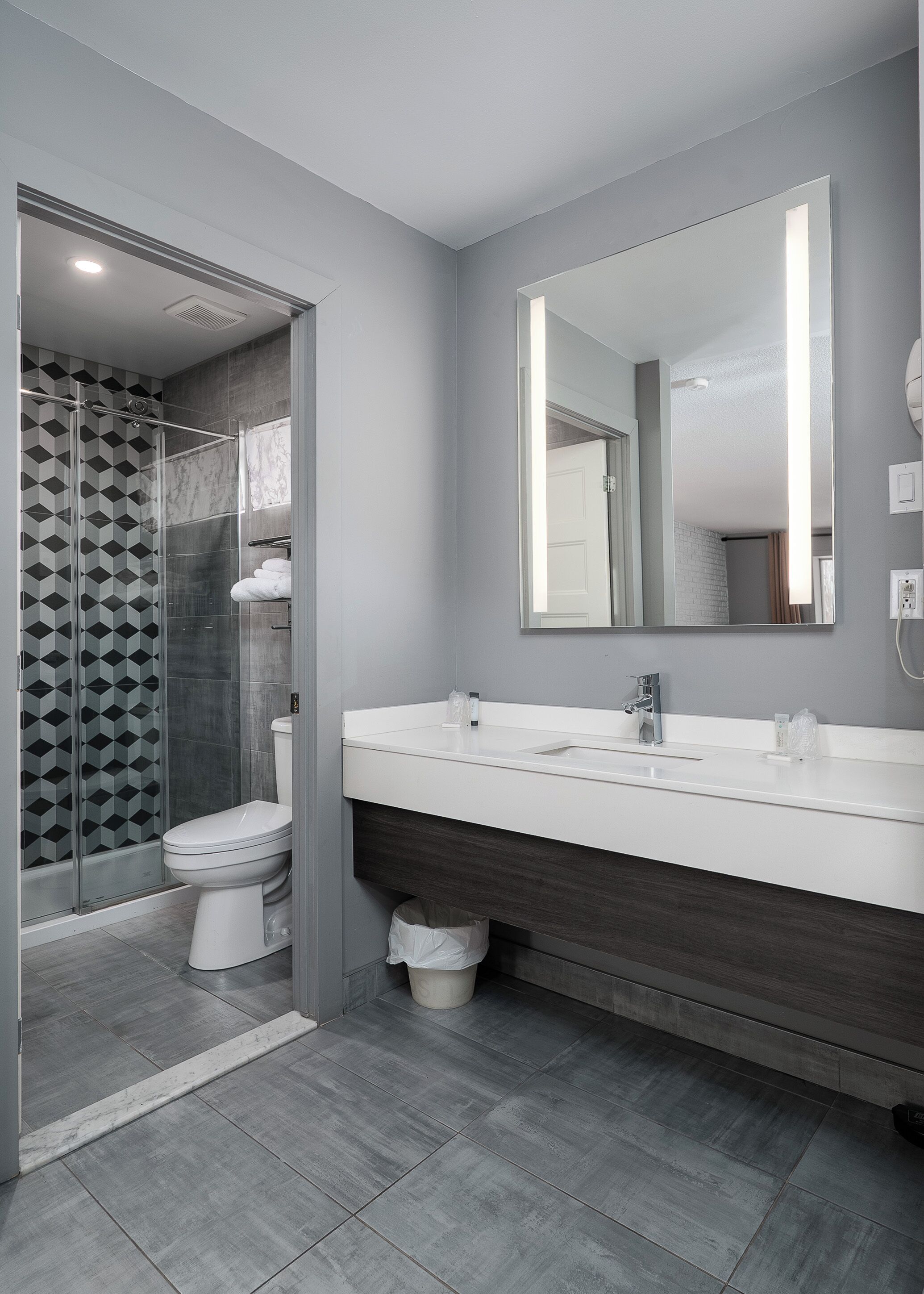 Combined shower/bathtub, free toiletries, hair dryer, towels