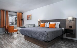 Deluxe Room, 1 King Bed | Desk, soundproofing, iron/ironing board, rollaway beds - Complexe DIX80 Hôtellerie et Restaurant (Mont-Laurier)