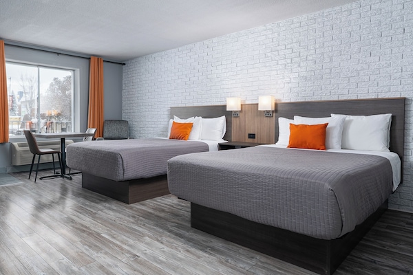 Signature Quadruple Room, 2 Queen Beds, Private Bathroom | Desk, soundproofing, iron/ironing board, rollaway beds