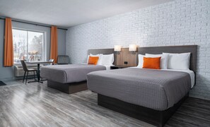 A hotel room with two beds, a desk, and a window with curtains. - Complexe DIX80 Hôtellerie et Restaurant (Mont-Laurier)