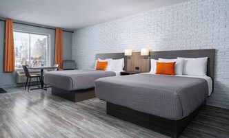 Signature Quadruple Room, 2 Queen Beds, Private Bathroom | Desk, soundproofing, iron/ironing board, rollaway beds