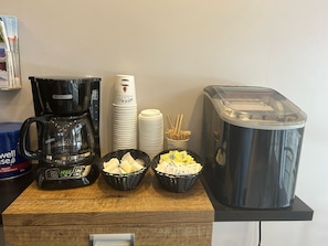 Coffee and/or coffee maker - Complexe DIX80 Hôtellerie et Restaurant (Mont-Laurier)