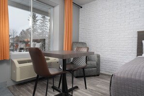 Signature Quadruple Room, 2 Queen Beds, Private Bathroom | Desk, soundproofing, iron/ironing board, rollaway beds - Complexe DIX80 Hôtellerie et Restaurant (Mont-Laurier)