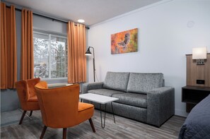 Deluxe Room, 1 King Bed | Desk, soundproofing, iron/ironing board, rollaway beds - Complexe DIX80 Hôtellerie et Restaurant (Mont-Laurier)