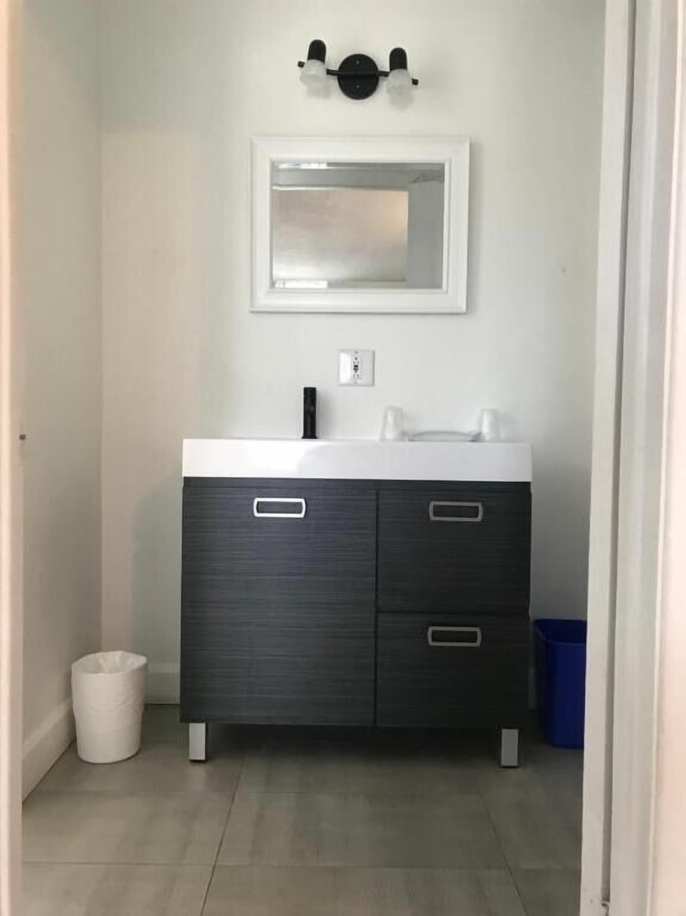 Bañera con ducha, artículos de tocador gratuitos, secador de pelo