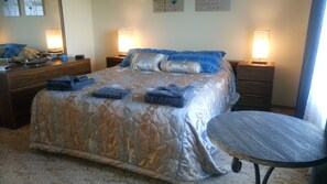 Panoramic House, 3 Bedrooms, Ocean View, Oceanfront | 3 bedrooms, individually decorated, individually furnished - Kirazz (Kingscote)