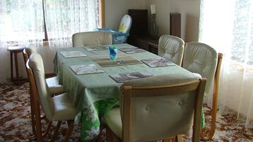 Family House, 3 Bedrooms, Kitchen, Courtyard Area | In-room dining