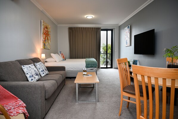 Studio Apartment - 2 | Down duvets, in-room safe, blackout curtains, soundproofing