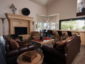 Hus – deluxe, flere soverom | Oppholdsrom | Flatskjerm-TV, TV-spill og DVD-spiller