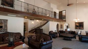 Casa Deluxe, varias habitaciones | Sala de estar | Televisión de pantalla plana y consola de videojuegos