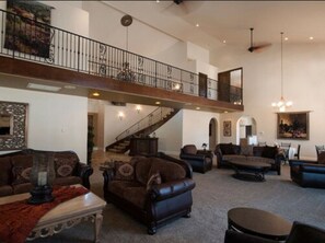 Maison Deluxe, plusieurs chambres | Salle de séjour | Télévision à écran plat, console de jeux vidéo, lecteur de DVD