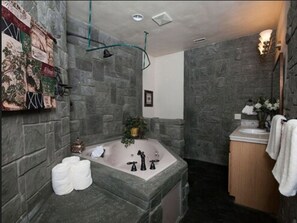 Deluxe House, Multiple Bedrooms | Bathroom | Free toiletries, towels - Wilson Creek Manor (Temecula)