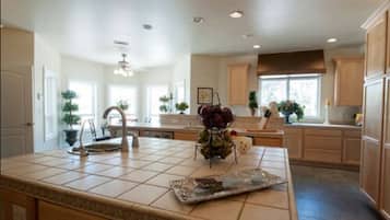 Deluxe House, Multiple Bedrooms | Private kitchen | Oven, stovetop, dishwasher, coffee/tea maker