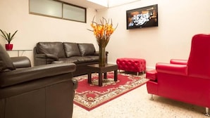 Lobby sitting area - Hotel Embajada Real (Bogotá)