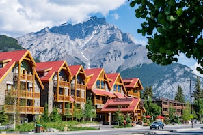 Front of property - Moose Hotel And Suites (Banff)